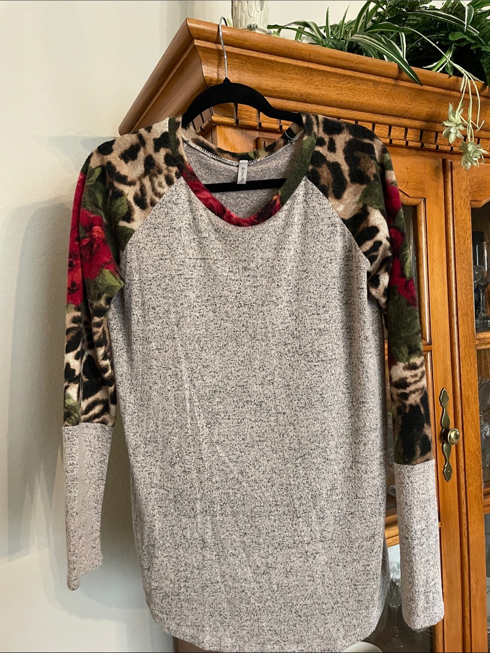 Acting Pro Heather Gray Raglan Top with Floral Leopard Sleeves SZ Large